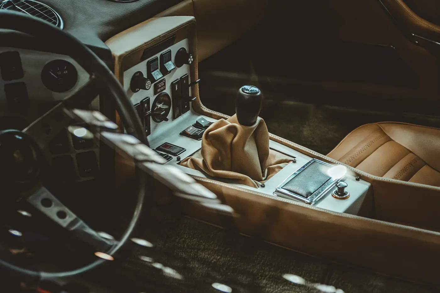 Interior de auto con asientos de piel